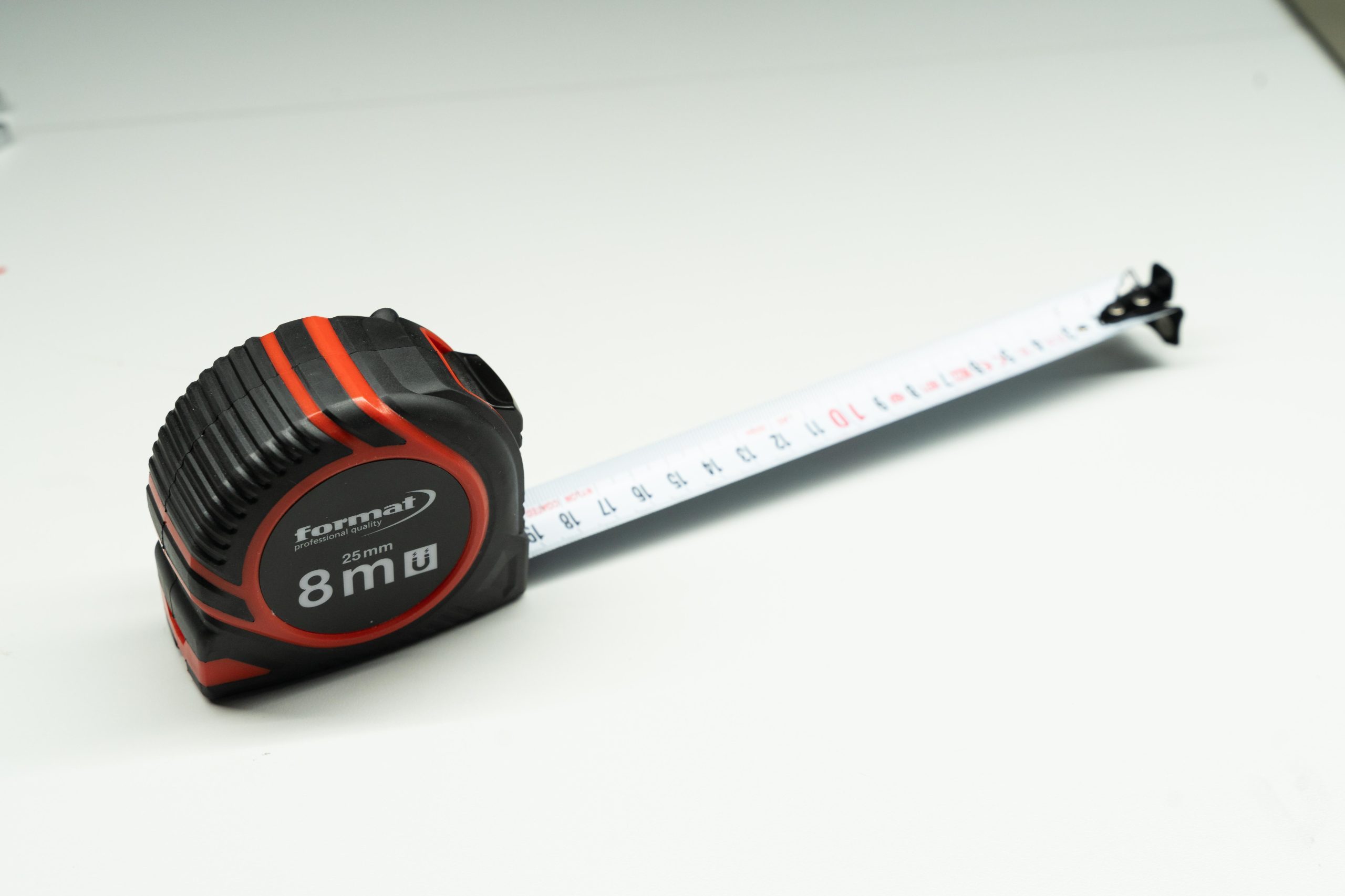 FORMAT pocket tape measure with magnet on the start fitting